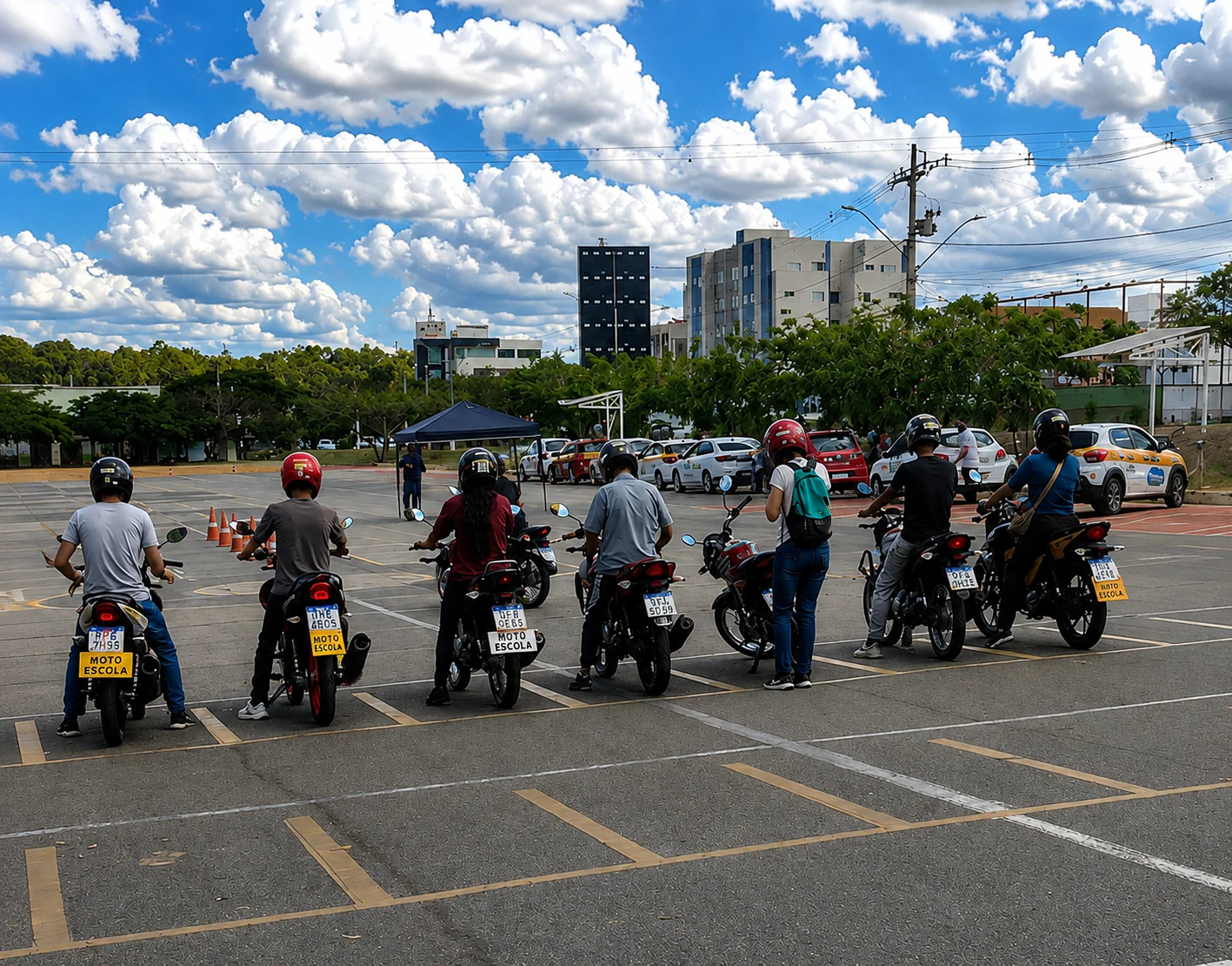 Alunos alinhados em motocicletas na área de preparação para a prova prática sob um céu azul